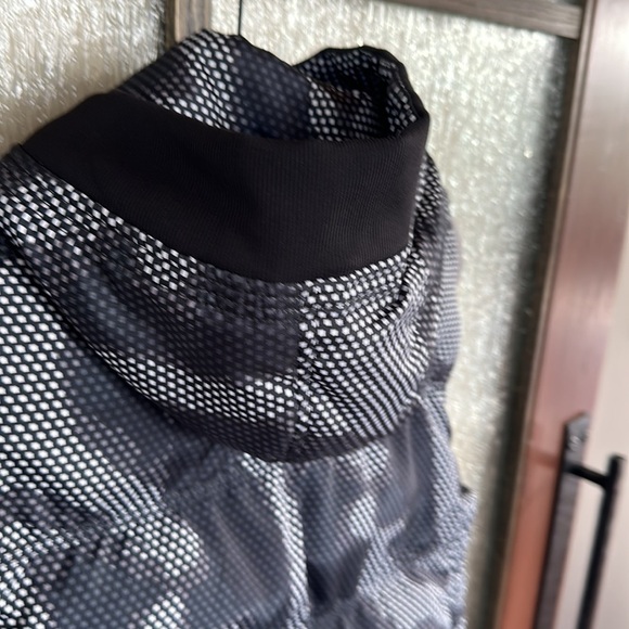 Women’s hooded puffer vest in size S-M - Picture 5 of 7